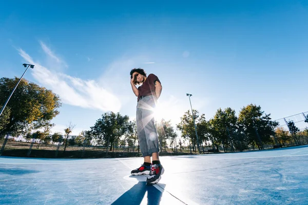 Giovane pausa ballando al campo da basket — Foto Stock