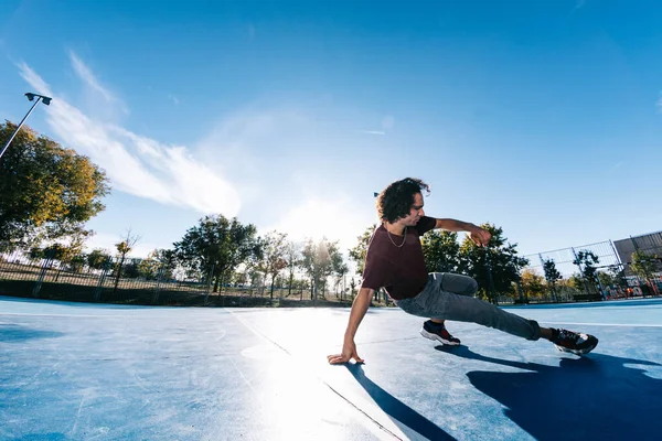 Giovane b ragazzo danza e posa al campo da basket — Foto Stock