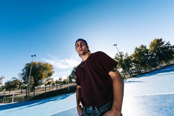 Giovane uomo figo break dancer in piedi nel parco. Tatuaggio sul corpo — Foto Stock