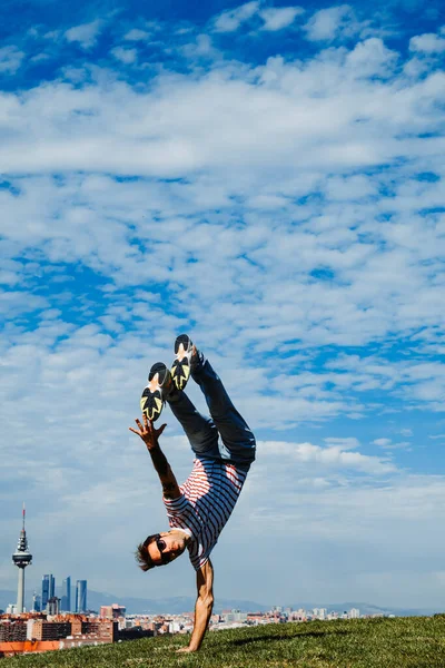 B-boy sta facendo delle mosse. Breakdancer sullo sfondo della città moderna — Foto Stock