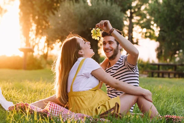 Retrato de um casal feliz grávida em um piquenique . — Fotografia de Stock