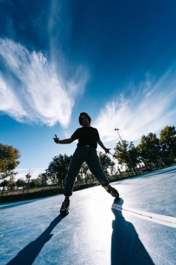 Genç adam basketbol sahasında break dans yapıyor.