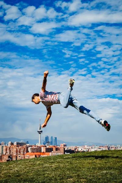 B-boy sta facendo delle mosse. Breakdancer sullo sfondo della città moderna — Foto Stock