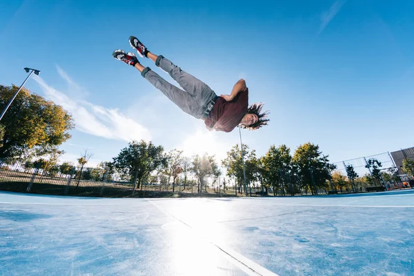 Sporty ekstremalne, parkour lub breakdance i koncepcja ludzi - młody człowiek skacze wysoko — Zdjęcie stockowe