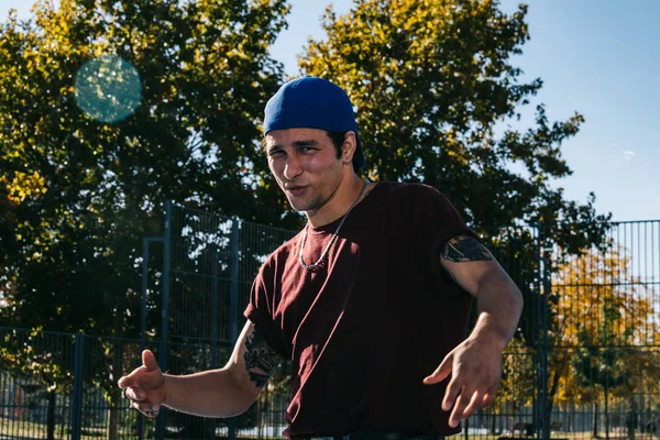 Młody człowiek break dance na boisku do koszykówki — Zdjęcie stockowe