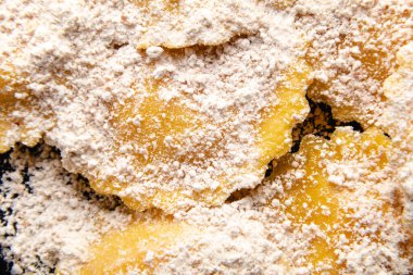 Tahta masada un ve fesleğenli çiğ ravioli.