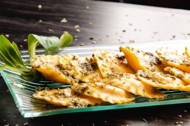 İtalyan usulü makarna, soslu İtalyan mantısı.