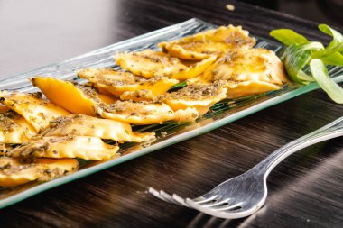 İtalyan usulü makarna, soslu İtalyan mantısı.