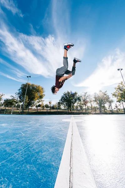 Giovane b ragazzo danza e posa al campo da basket — Foto Stock