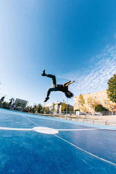 Parkour uomo facendo trucchi per strada - corridore libero allenando il suo porto acrobatico all'aperto — Foto Stock