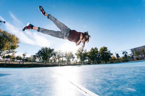 Parkour man doet trucs op straat - Gratis loper training zijn acrobatische haven buiten — Stockfoto