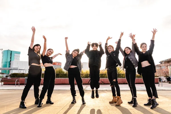 Jeune équipe asiatique heureux de regarder la caméra. Amis adolescents chinois au coucher du soleil — Photo