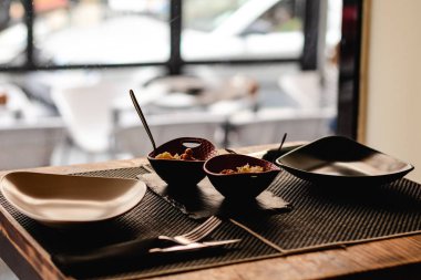 Füzyon mutfağı bir restoranda servis edilir, İspanyol eti soslu ve patatesli.