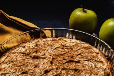 Tarçınlı ev yapımı elmalı kek.