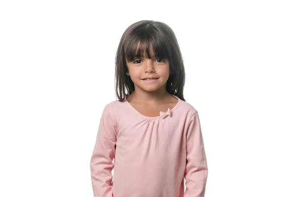 Retrato de una niña morena posando aislada sobre fondo blanco . —  Fotos de Stock