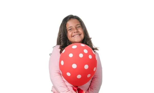 Brunetická holčička se usmívá na kameru s balonem na bílém pozadí — Stock fotografie