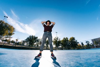 Parkta duran genç havalı break dansçı. Vücutta dövme