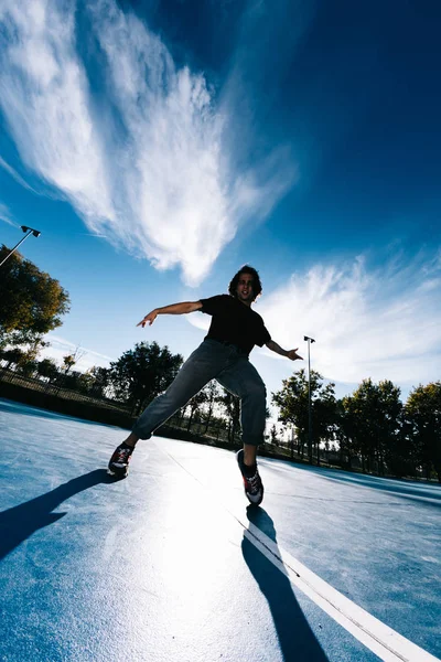 Młody człowiek break dance na boisku do koszykówki — Zdjęcie stockowe