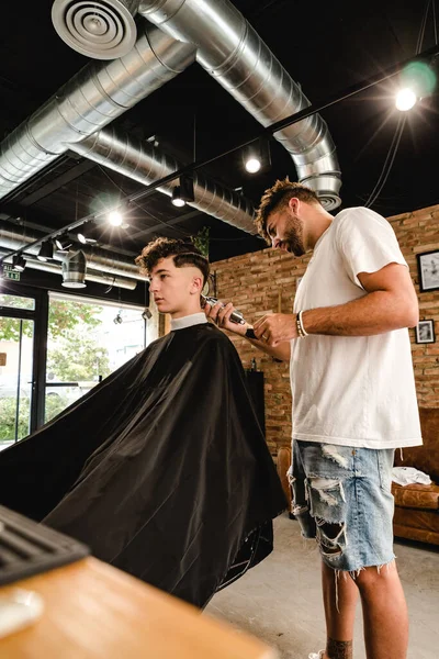 Уверенный подросток, посещающий парикмахерскую — стоковое фото