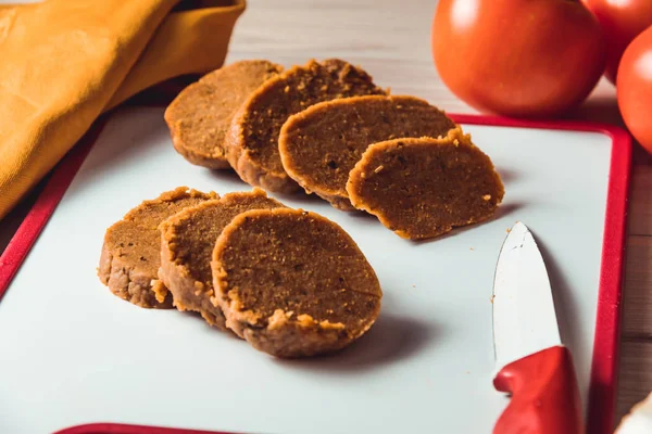 Comida Vegan pronto para cozinhar. Seitan é semelhante à carne, mas vegan — Fotografia de Stock