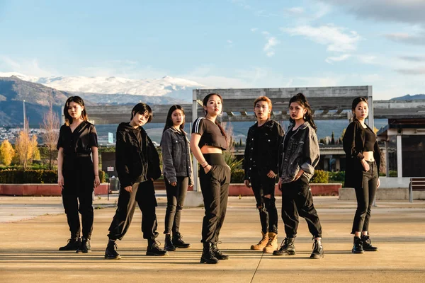 Genç Asyalı ekip kameraya bakıyor. Çinli genç arkadaşlar.