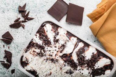 Çikolata parçacıklı dondurma. Serinletici Stracciatella Tatlısı. Boşluğu kopyala