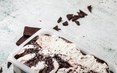 stracciatella Dondurma ve çikolata beton arka plan üzerinde