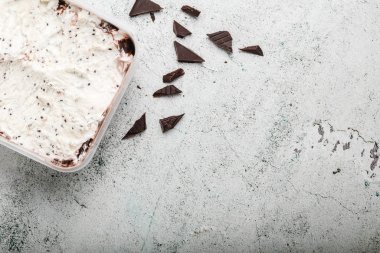 Çikolata parçacıklı dondurma. Serinletici Stracciatella Tatlısı. Boşluğu kopyala
