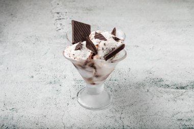 Özel İtalyan stracciatella dondurma kepçe bir krem vanilyalı dondurma koyu çikolata pul ile. Üst te. Özel İtalyan stracciatella buz