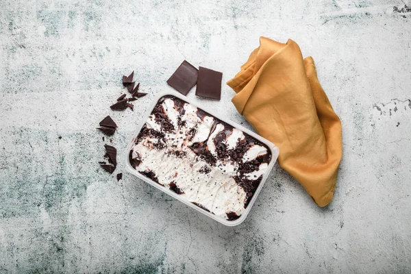 콘크리트 배경에 Stracciatella 아이스크림과 초콜릿 — 스톡 사진