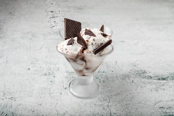 크리미한 바닐라 아이스크림에 초콜릿 조각을 곁들인 이탈리아 스트라치아텔라 아이스크림 스페셜티 — 스톡 사진