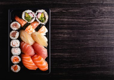 Suşi konsept olsun. Suşi ile birlikte paket.