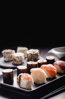 Fotokopi alanı olan suşi yemekleri.