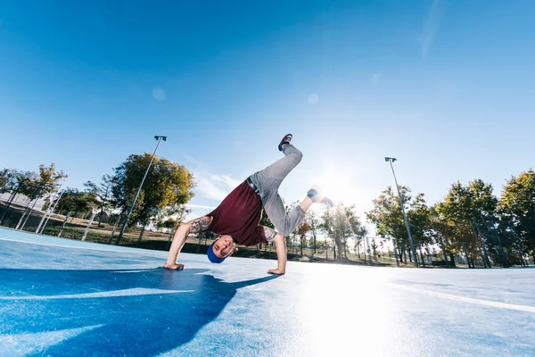 Młody Człowiek Break Dance Boisku Koszykówki — Zdjęcie stockowe