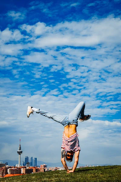 Boy Wykonuje Kilka Ruchów Breakdancer Nowoczesnym Tle Miasta — Zdjęcie stockowe