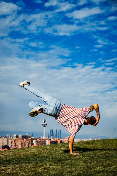 Boy Wykonuje Kilka Ruchów Breakdancer Nowoczesnym Tle Miasta — Zdjęcie stockowe