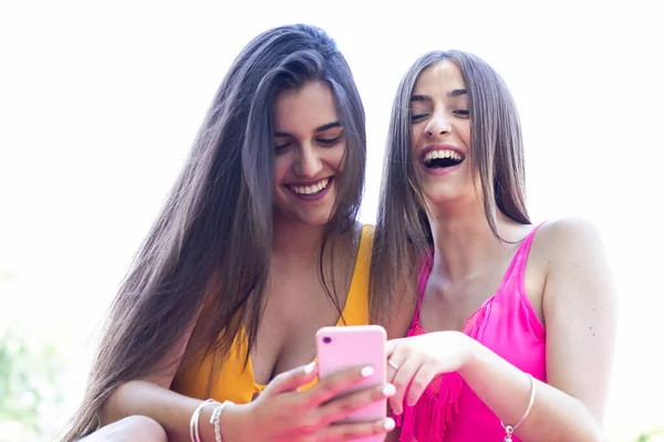 Dos Chicas Trajes Baño Utilizando Sus Teléfonos Celulares Divertirse Piscina — Foto de Stock