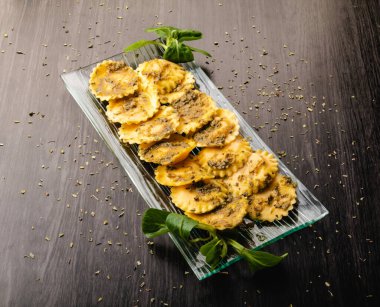 İtalyan usulü makarna, soslu İtalyan mantısı.