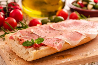 Jambon yağı ve domatesli tost. Tipik İspanyol yemekleri.