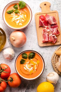 Jambonlu Salmorejo Çorbası ve kasedeki yumurtalar. Dikey üst görünüm