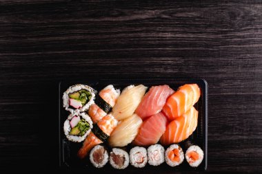 Suşi konsept olsun. Suşi ile birlikte paket.