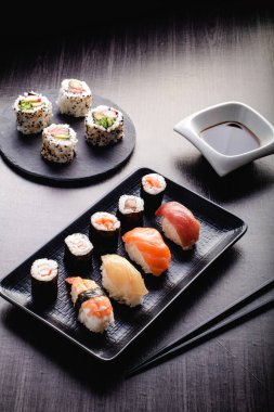 Suşi Seti sashimi ve suşi rulo servis