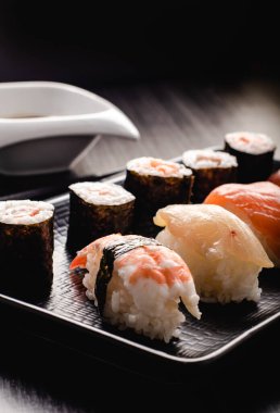 Suşi Seti sashimi ve suşi rulo servis