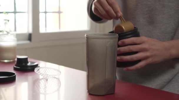 Homem Fazendo Batido Proteína Após Exercício — Vídeo de Stock