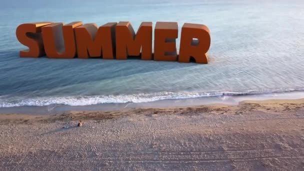 Реальные Кадры Слово Summer Интегрированы Вид Воздуха Пляж — стоковое видео