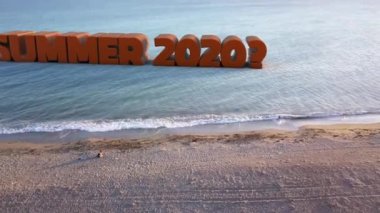 Yaz kavramı. 2020 yazında plajın havadan görünüşü ve harfleri? 3B Yapılandırma ve Gerçek Görüntü Birleştirmesi