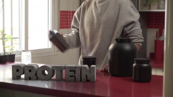 Oigenkännlig Person Att Göra Och Dricka Protein Skaka Efter Träning — Stockvideo