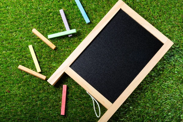Draufsicht Auf Mini Tafel Und Farben Auf Kunststoff Gras Hintergrund — Stockfoto