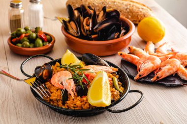 Geleneksel İspanyol paella 'sı.