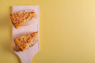 Sivri uçlu, tipik İspanyol patatesli omlet tapasıyla hayat